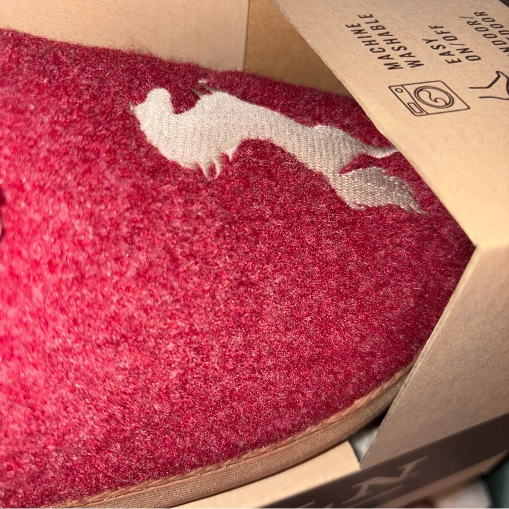 Lincoln Outfitters Red Memory Foam Slippers - Picture 3 of 7